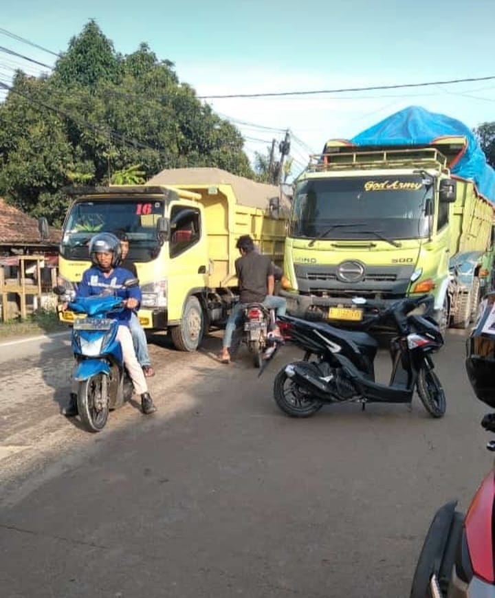 Lagi-Lagi!!!! Mobil Galian Tanah Memakan Korban Pengendara Motor Hingga Tewas