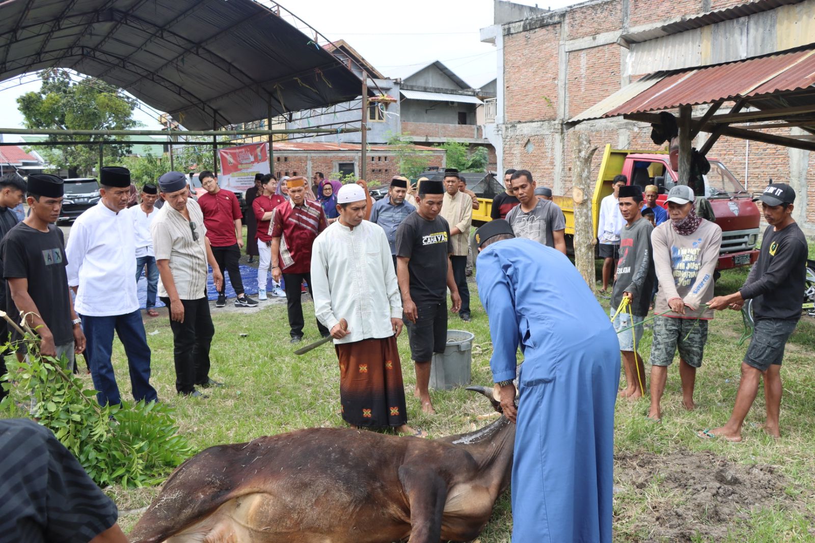 Kapolres Sidrap Bersama Ketua Bhayangkari Serahkan Sapi Kepada Warga