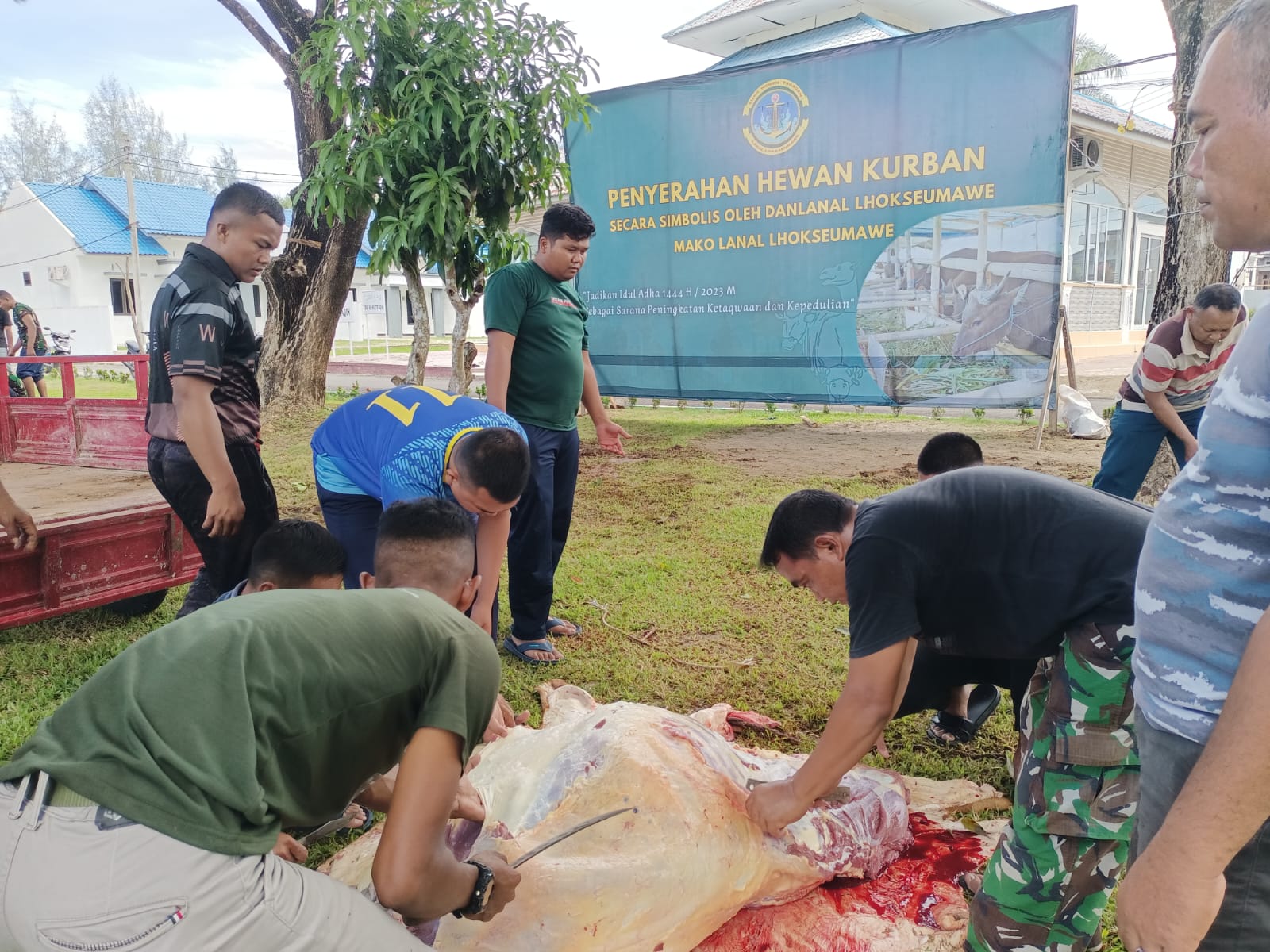 Lanal Lhokseumawe Bagikan Daging Qurban Ke Masyarakat Sekitar