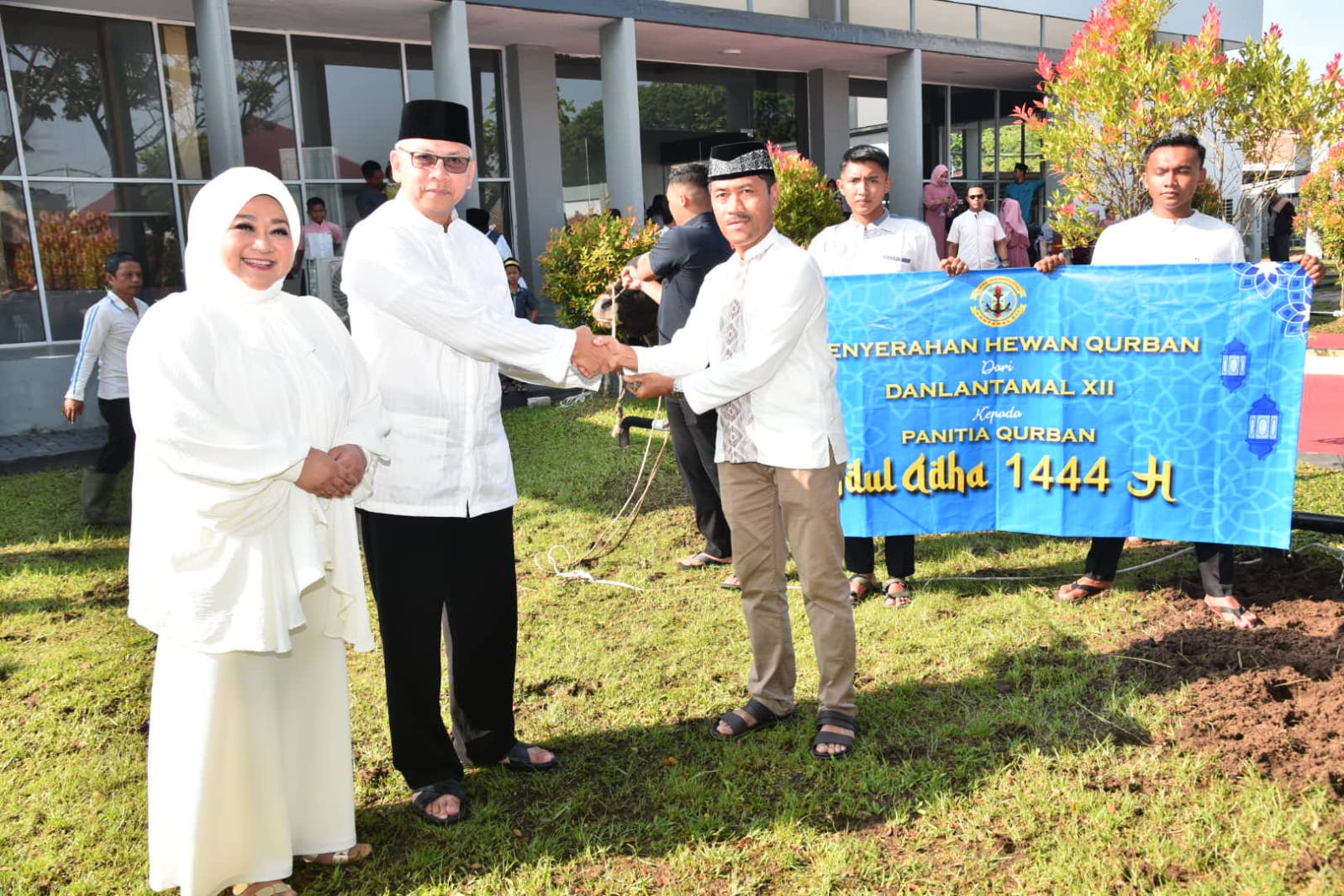 Hangatnya Idul Adha 1444 H, Danlantamal XII Serahkan Hewan Kurban