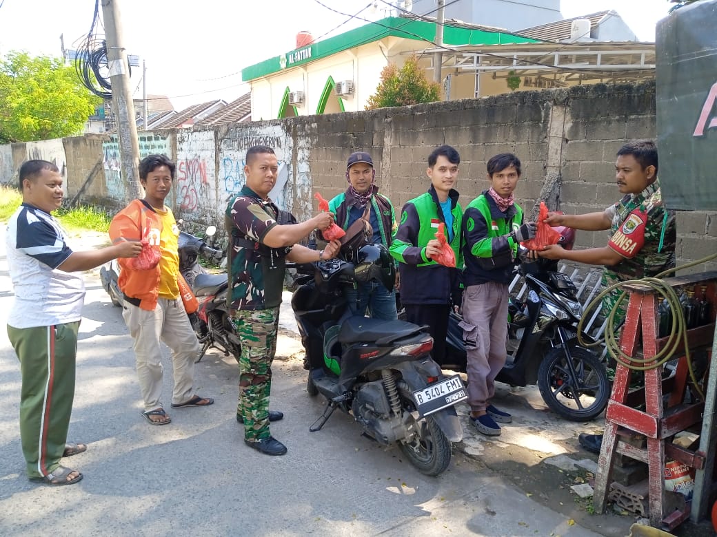 Danramil 07 Bagikan Daging Kurban Ojol dan Warga Sekitar Jadi Sasaran