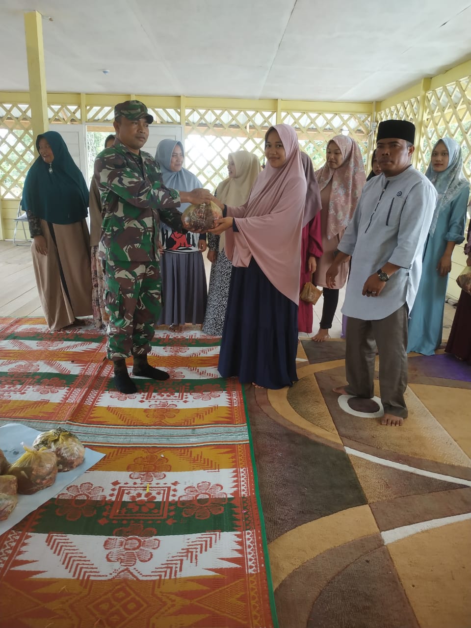 Ibu Hamil dan Anak Stunting di Bener Meriah Mendapat Pembagian Daging Kurban