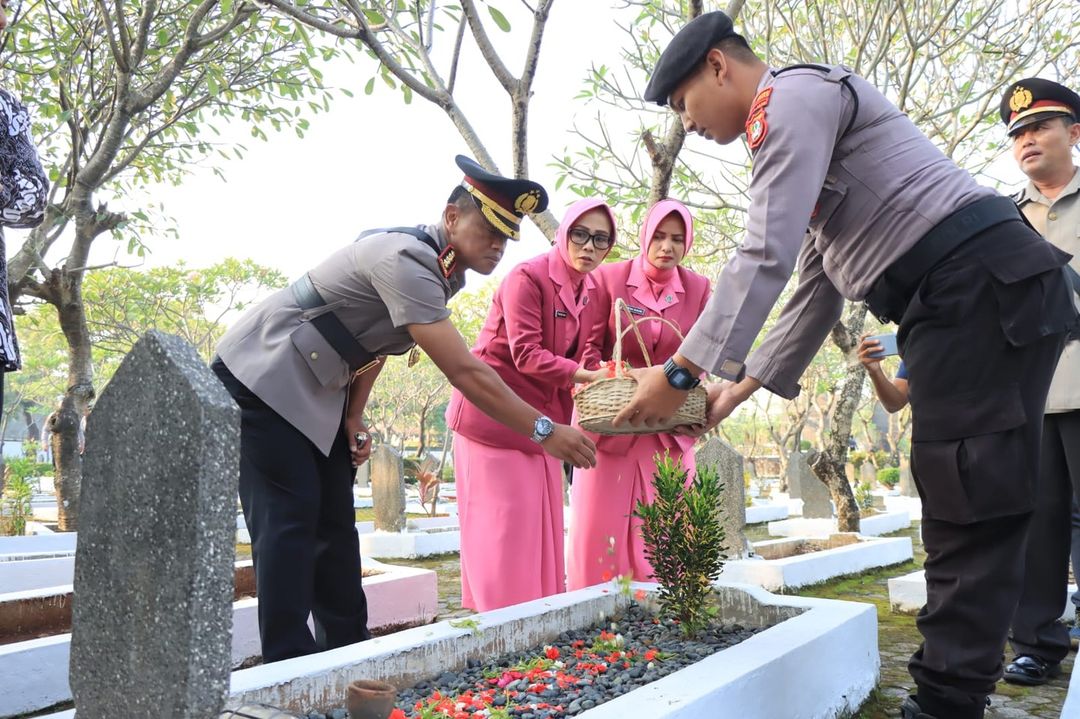 Jelang Hari Bhayangkara ke-77, Kapolres Metro Bekasi Kota dan Jajaran Gelar Ziarah dan Tabur Bunga di TMP Patriot Bangsa Bulak Kapal 