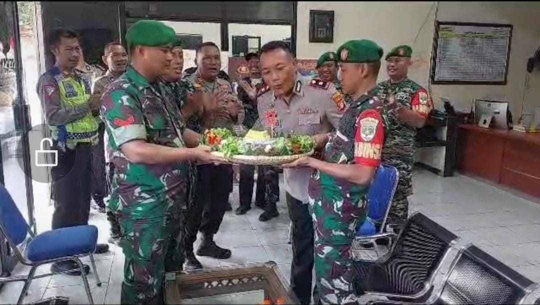 HUT Bhayangkara ke 77 Polsek Cikarang Timur Mendadak Terkejut Datangnya Rombongan Babinsa