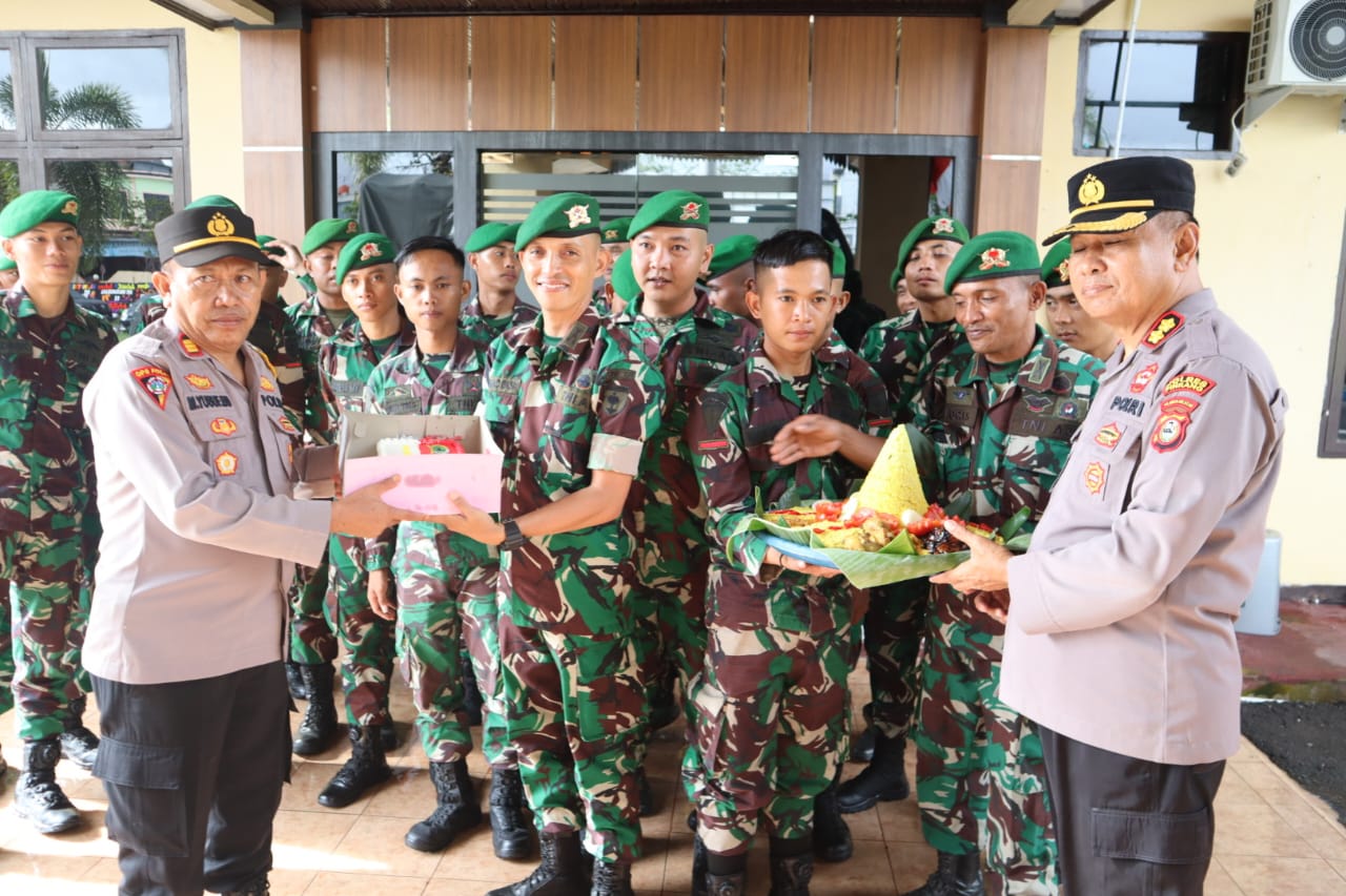 Sinergitas TNI-POLRI Dalam HUT Bhayangkara, Batalyon 721 Makkasau Berikan Kejutan Ke Polres Pinrang