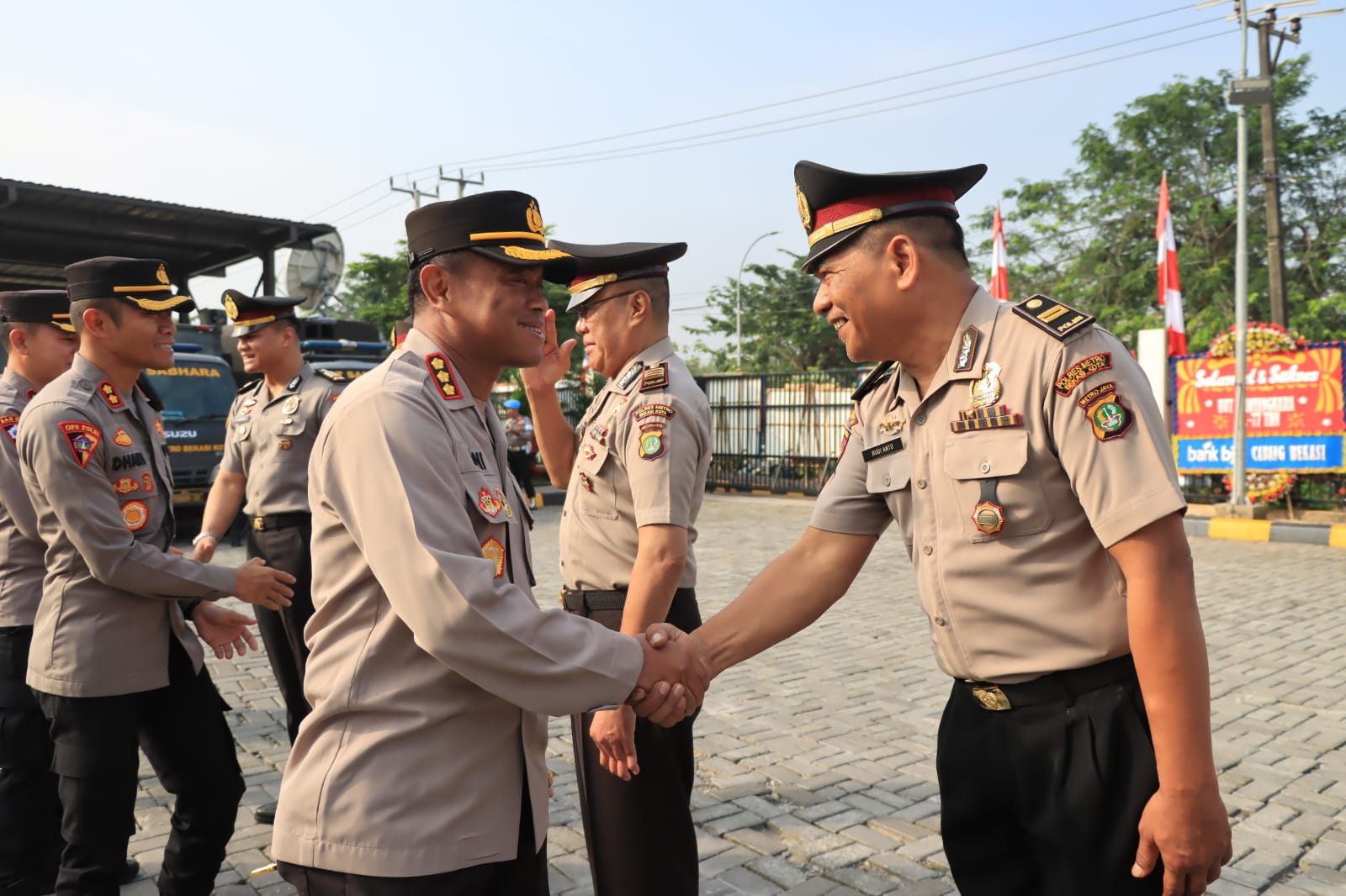 Kapolres Metro Bekasi Kota Pimpin Upacara Laporan Kenaikan Pangkat Personil Polres Metro Bekasi Kota