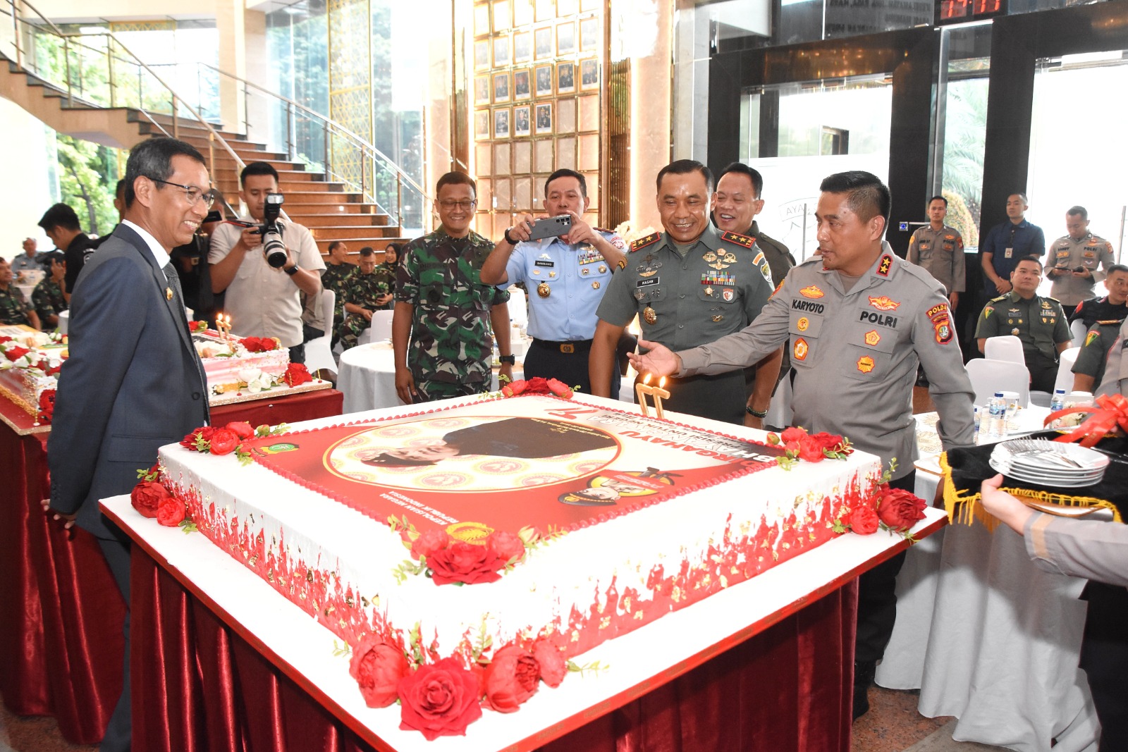 Pangdam Jaya kunjungi Polda Metro : Silaturahmi dan beri ucapan selamat HUT Ke-77 Bhayangkara