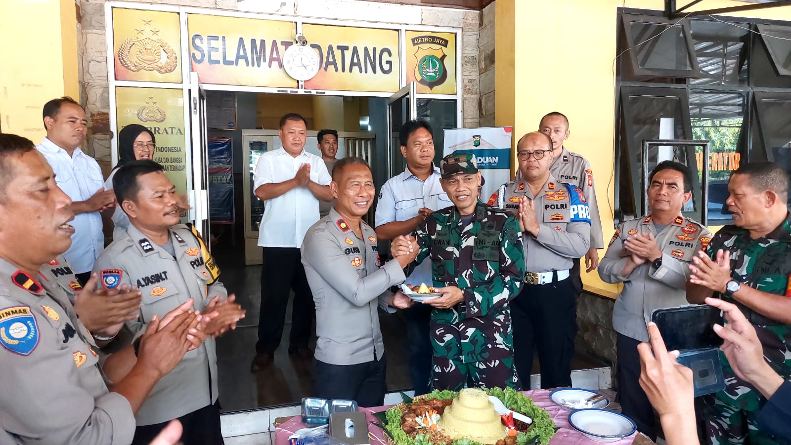 Danramil 07/Cipayung Bersama Babinsa Berikan Ucapan Selamat Hari Bhayangkara ke 77 di Polsek Cipayung