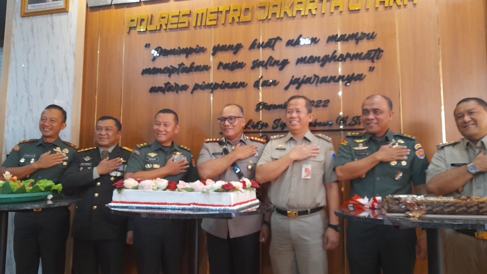 Silaturahmi TNI – AD Dalam Rangka HUT Bhayangkara Ke 77 Di Mapolres Metro Jakarta Utara.