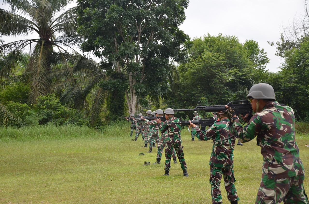 Prajurit Pangkalan TNI AL Dumai Tingkatkan Kemampuan Menembak dan Berenang Menghadapi Uji Pangkalan Glagaspur Tingkat P1 dan P2