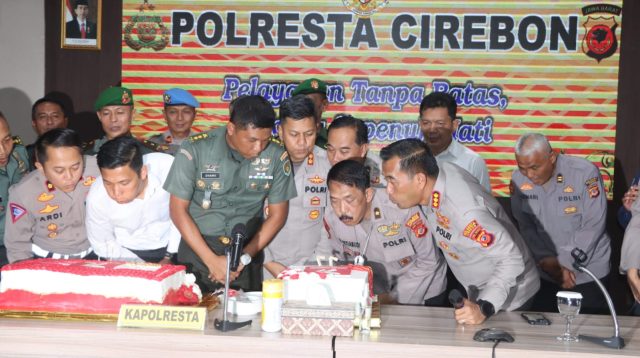 Korem 063/SGJ, Kodim 0620/Kabupaten Cirebon, hingga KPAID Kabupaten Cirebon Beri Kejutan Hati Bhayangkara ke-77 ke Kapolresta Cirebon