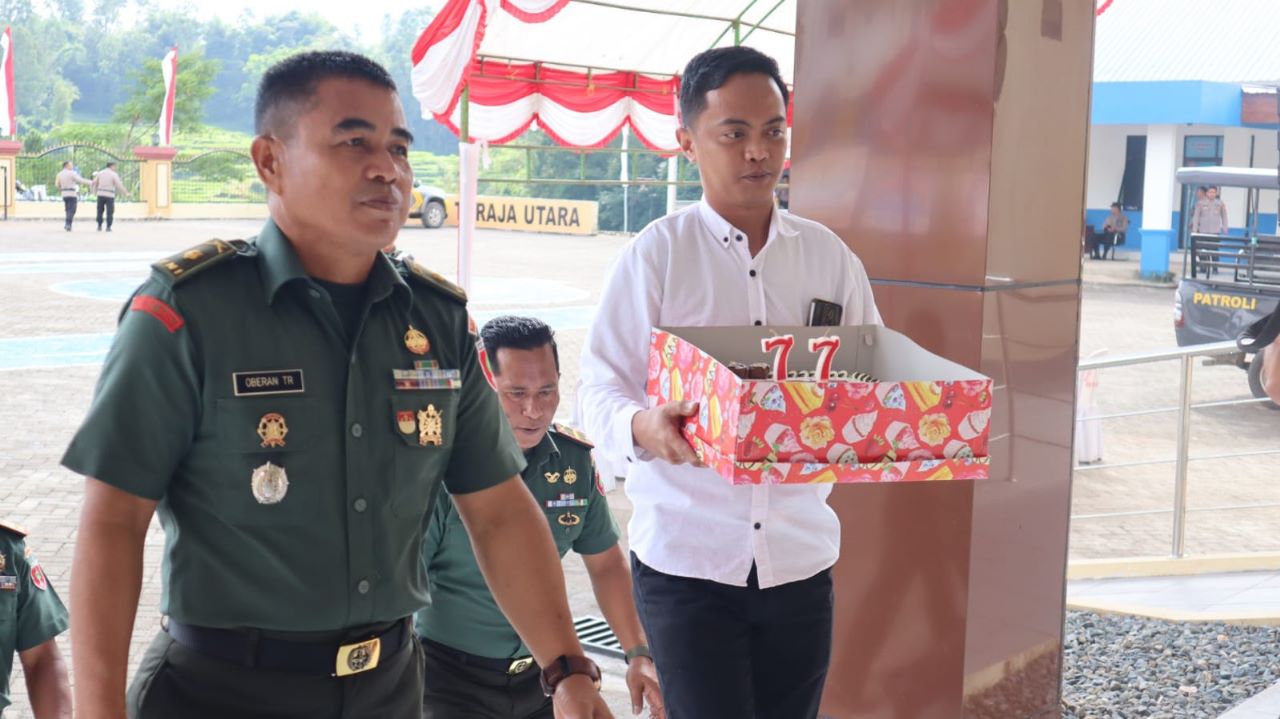 HUT Bhayangkara Ke-77, Kodim 1414/Tator Beri Kejutan Ke Polres Toraja Utara