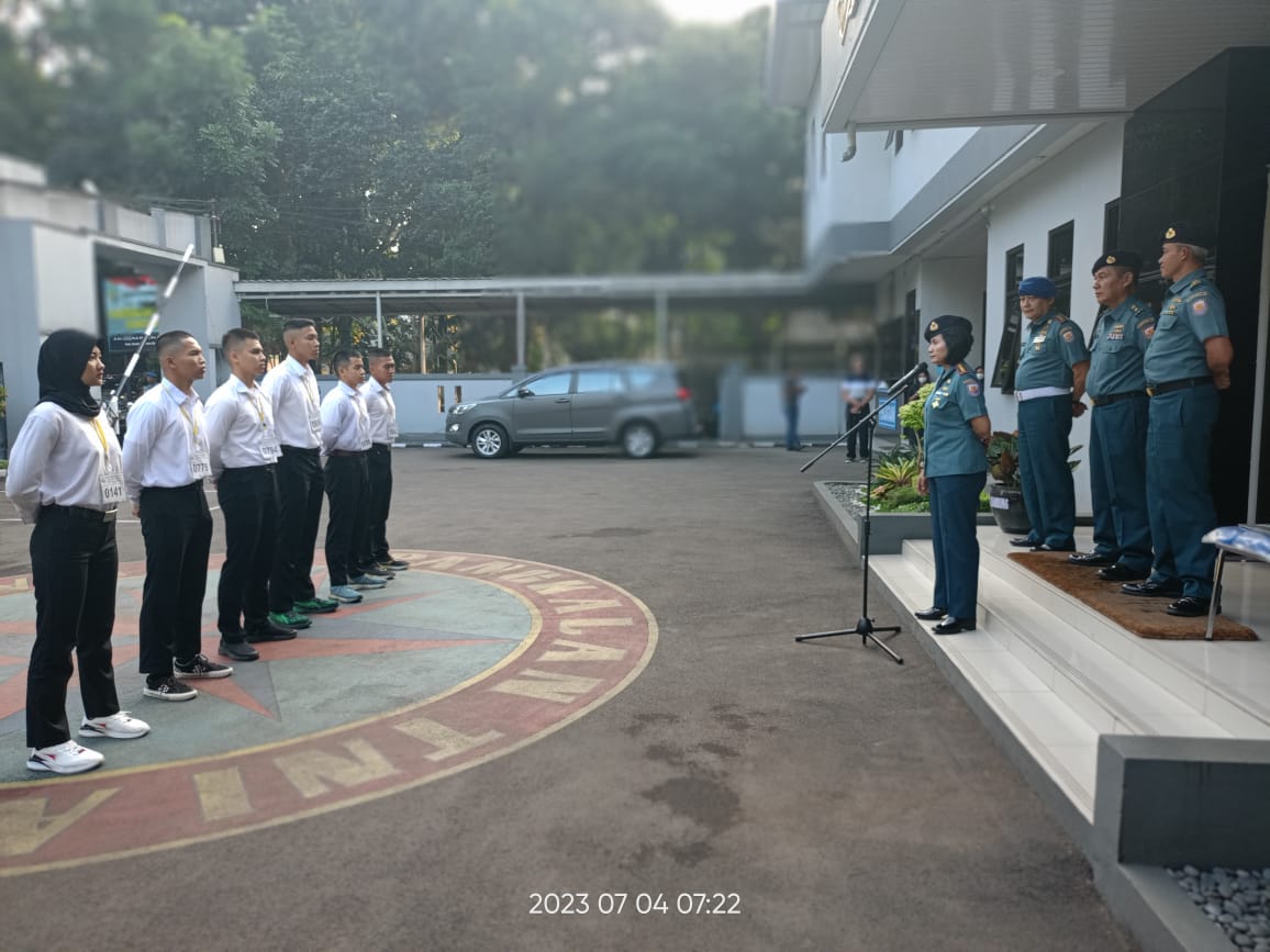 Komandan Lanal Bandung Berangkatkan Calon Taruna dan Taruni Sub Panda Lanal Bandung Tahun 2023