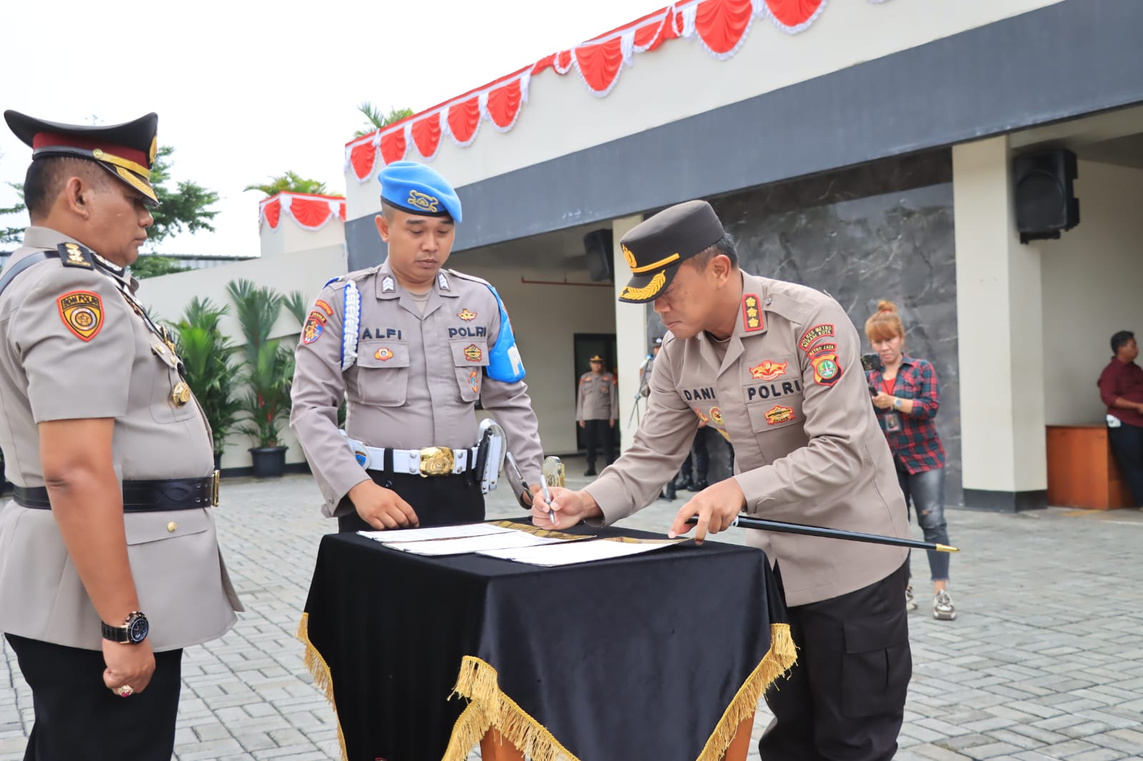 Kapolres Pimpin Apel Serah Terima Jabatan Kabagsumda Polres Metro Bekasi Kota