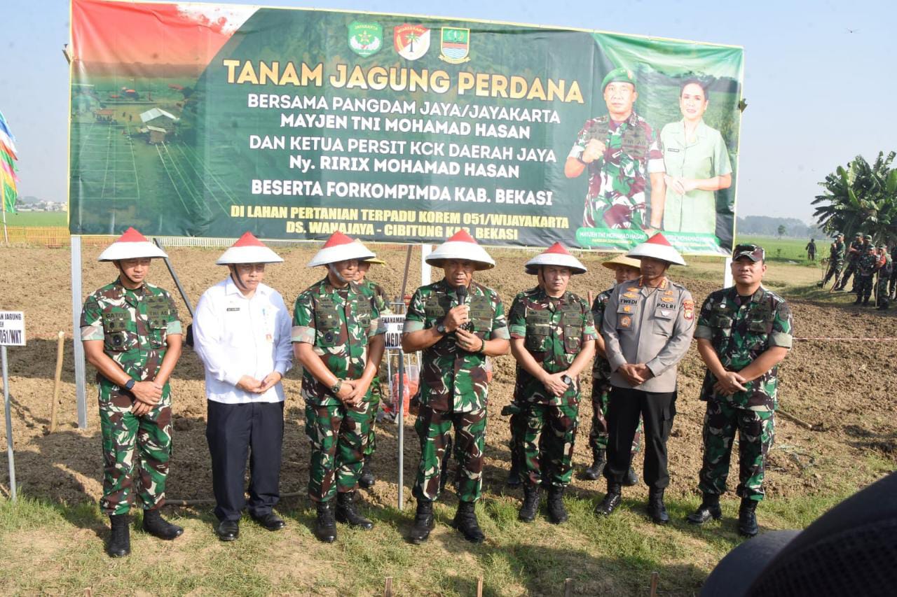 Tingkatkan Ketahanan Pangan, Pangdam Jaya Bersama Forkopimda Kabupaten Bekasi Tanam Jagung