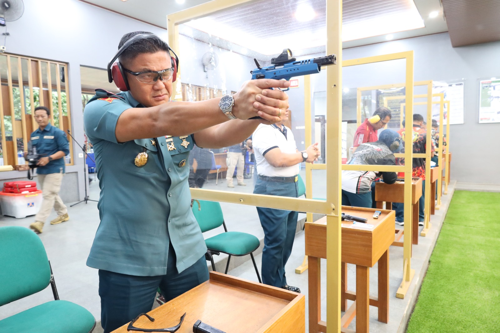 DANLANTAMAL III JAKARTA LAKSANAKAN LATIHAN MENEMBAK PISTOL BERSAMA PANGKOARMADA RI