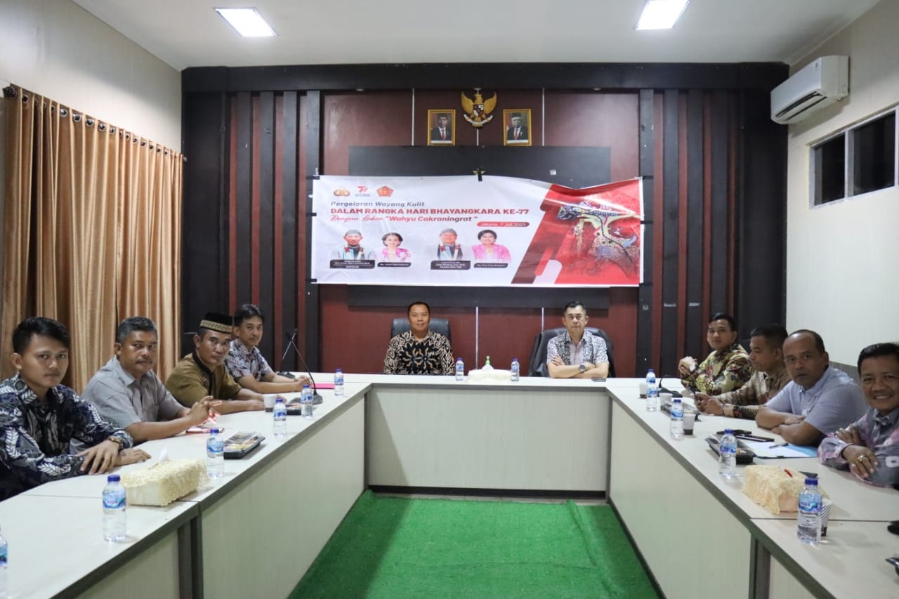 Polres PALI Nonton Bareng Wayang Kulit Diruang Vicon