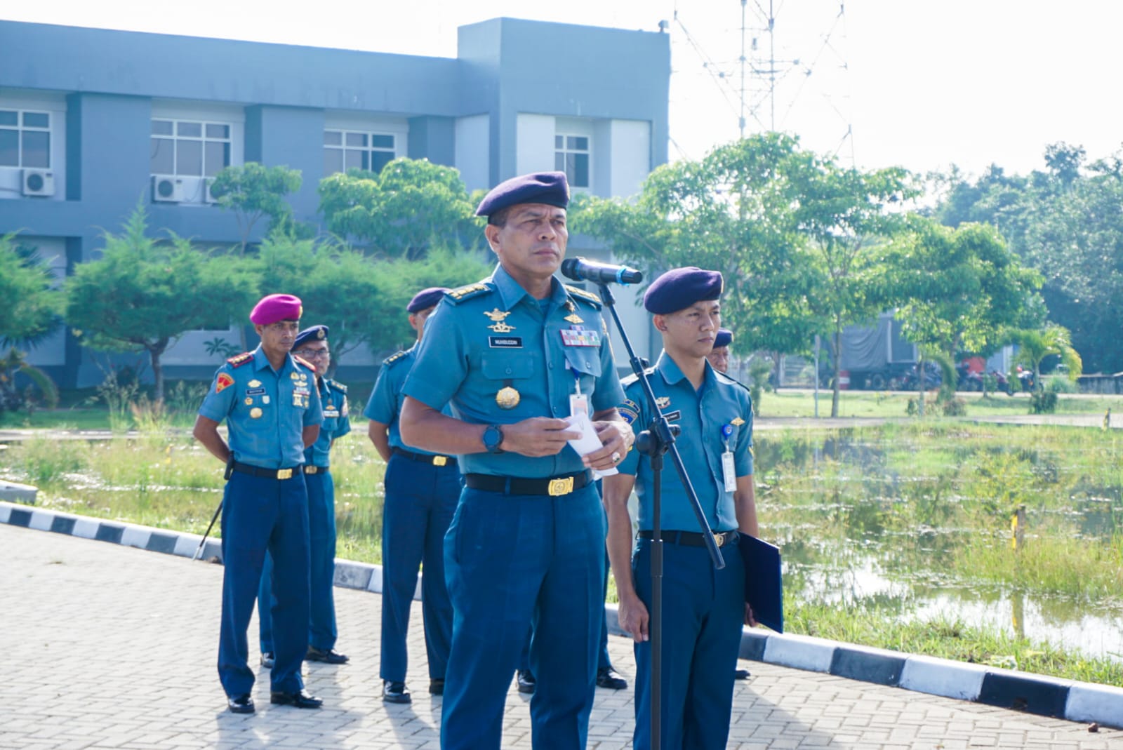 Informasikan Penerimaan Bintara Tamtama TNI AL, Aspers Danlantamal XII Pimpin Upacara Bendera Hari Senin