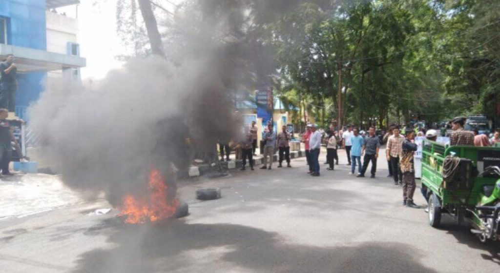 Berbagai Elemen Lakukan Aksi Unjuk Rasa(Demo) Ke Kantor Bea Cukai Langsa