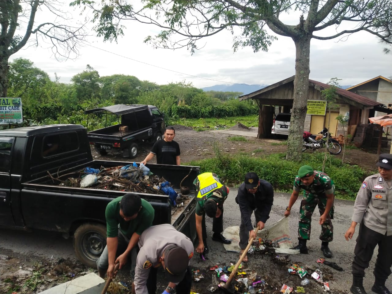 TNI-Polri Sinergi Bersama Warga Melaksanakan Goro Massal