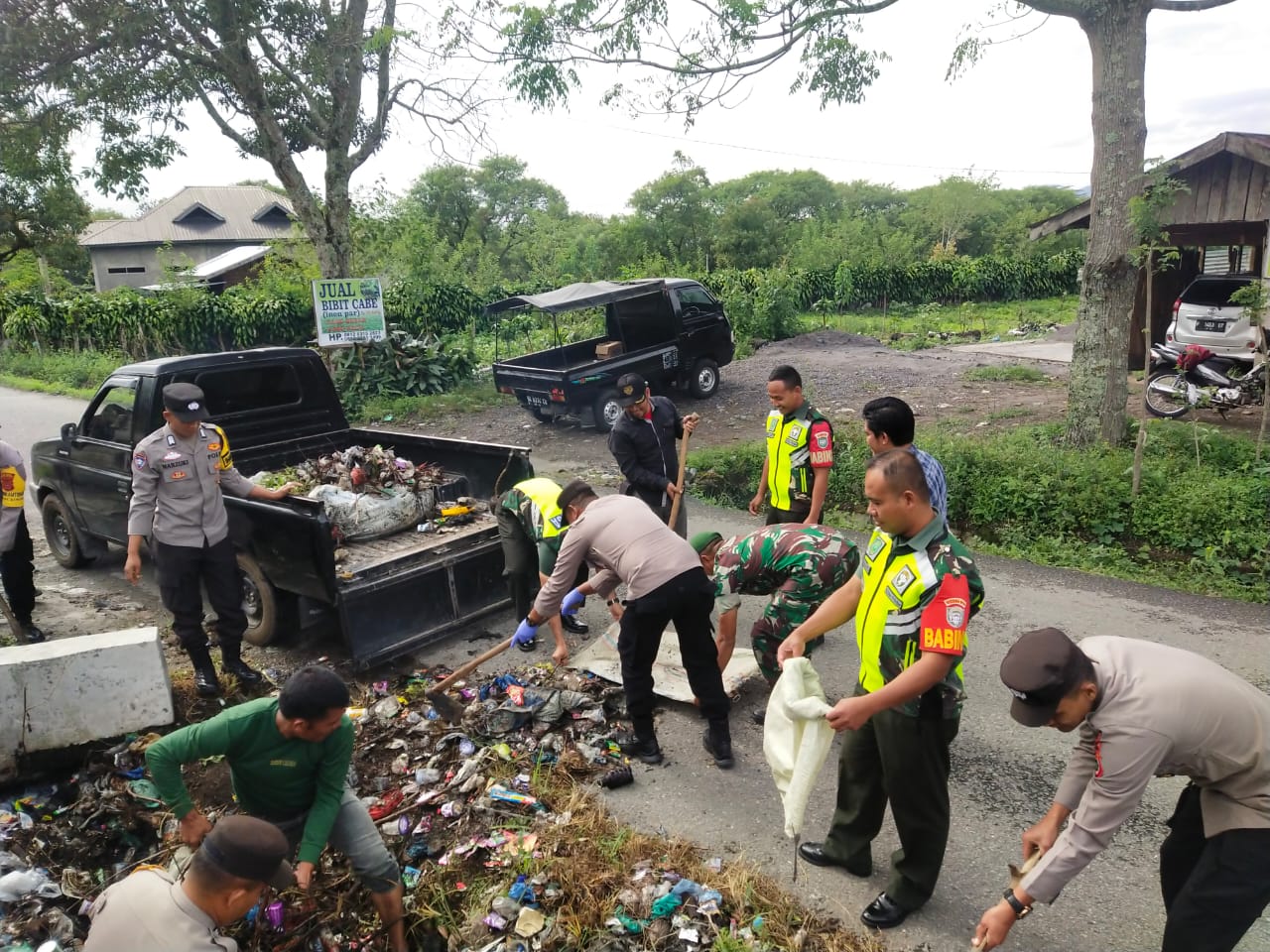 TNI-Polri Sinergi Bersama Warga Melaksanakan Goro Massal