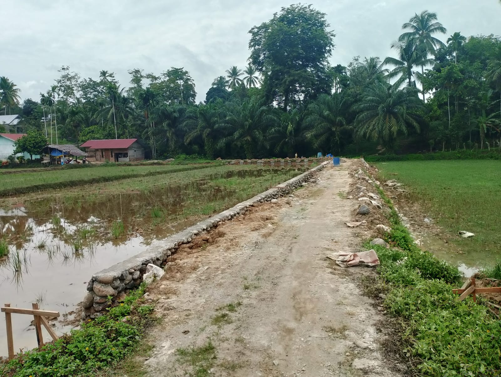 Diduga Proyek Talut penahan tanah Di Desa Seuneubok Puntie Asal Jadi Serta Tampilkan Plang Proyek Tak Tampak.