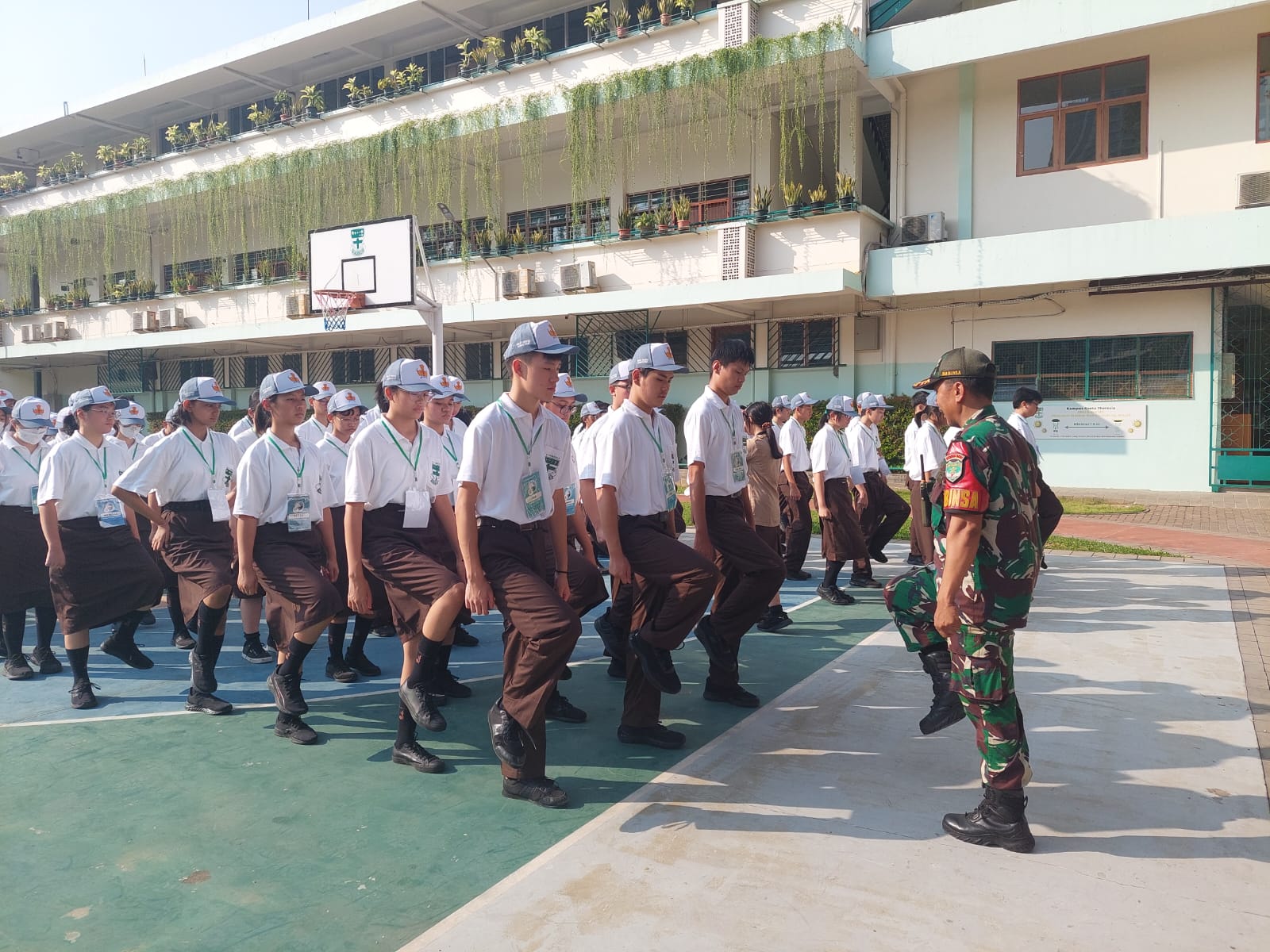 Koramil 01/Menteng Mengisi Materi MPLS SMA Santa Theresia Dengan Latihan PBB.