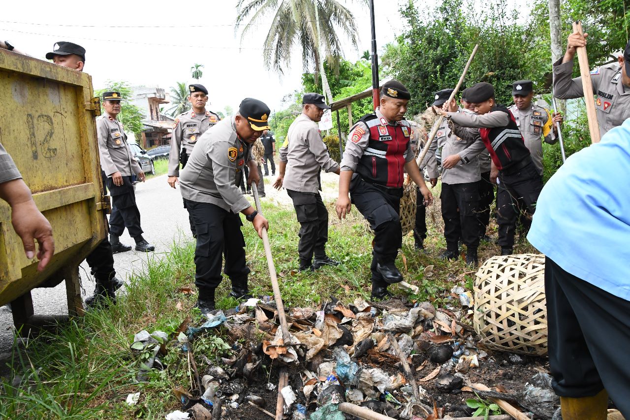 Peduli Lingkungan, Polres Aceh Timur Bersihkan Tumpukan Sampah Irigasi