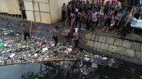 Jajaran Polda Sulsel Membersihkan Sampah Serentak Sebagai Bentuk Rasa Peduli Terhadap Lingkungan