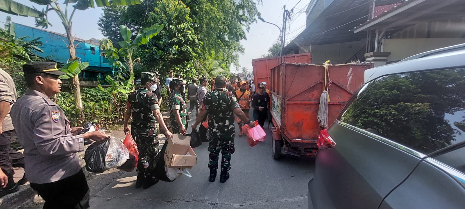 Babinsa Koramil Jatinegara Bersama Tiga Pilar Dan Warga Kerja Bakti Peduli Lingkungan