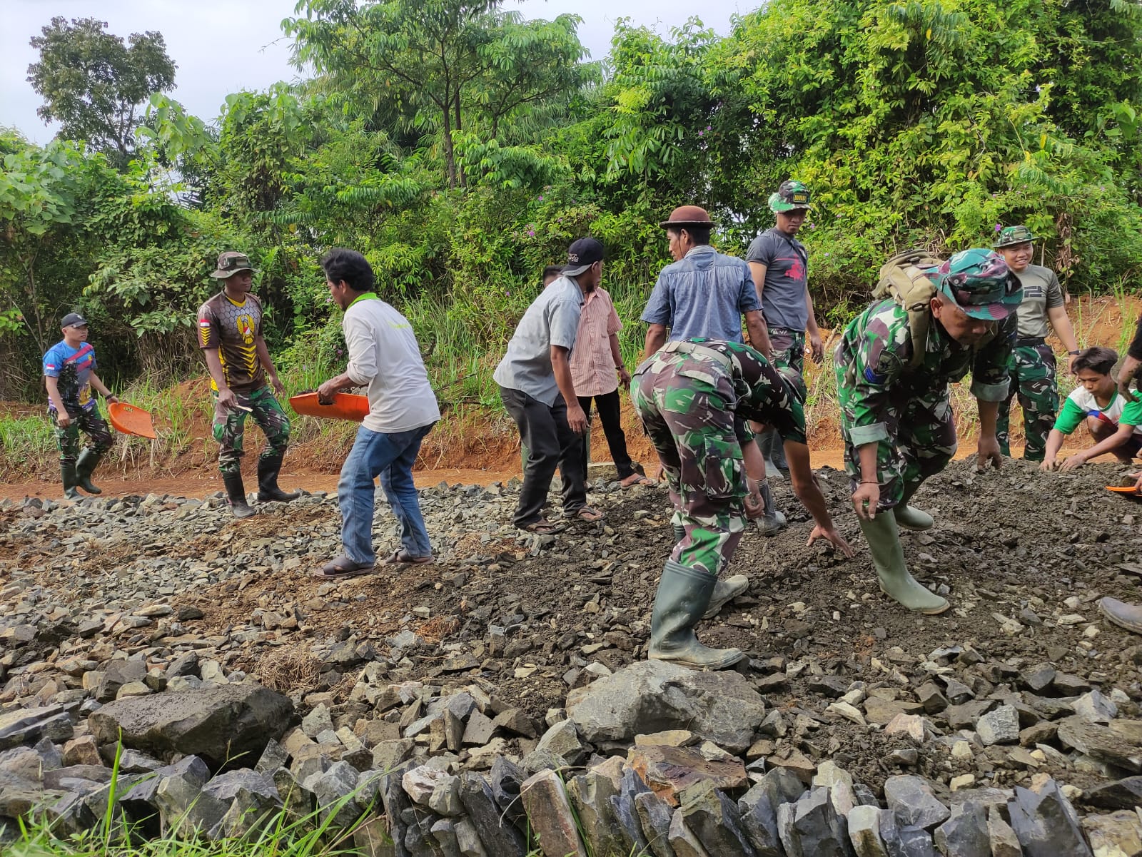 Hari Kedua TMMD Ke-117 Kodim 0601/Pandeglang, Satgas TMMD Dan Warga Setempat Mulai Dengan Pemasangan Batu Makadam