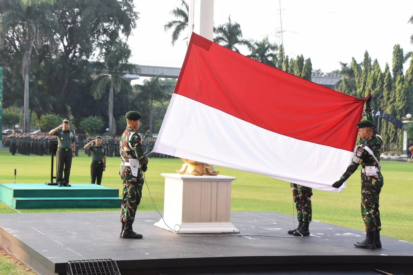 Bacakan Amanat Panglima TNI, Irdam Jaya Pimpin Upacara Bendera 17an