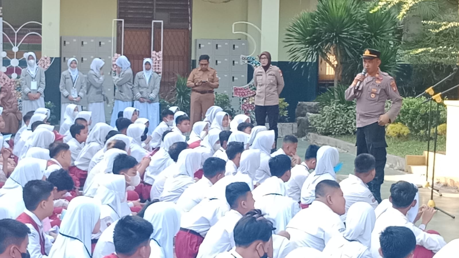 Kegiatan MPLS Bersama Polsek Bekasi Timur, Wakapolsek Gelar Sosialisasi dan Pembinaan di SMPN 3 Kota Bekasi