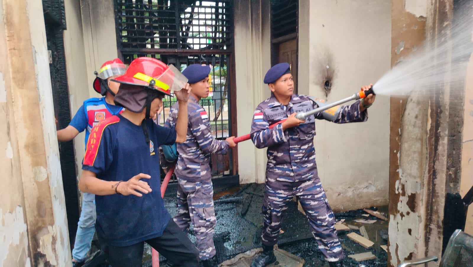 Pos TNI AL Tanjung Datuk Bantu Upaya Pemadaman Kebakaran di RSUD Puri Husada Tembilahan