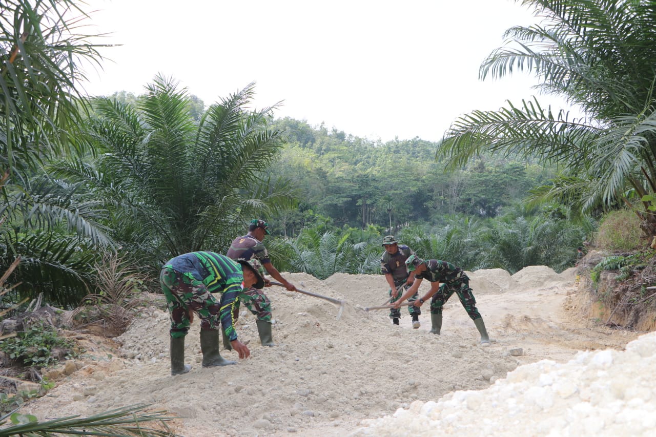 Program TMMD 117 di Desa Sukajadi Kebon Ireng Kini Berlanjut Proses Penimbunan Jalan