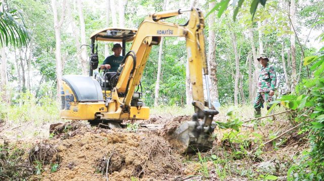 Medan Berat Tidak Jadi Penghalang Bagi Sertu Mariono Dalam Menyukseskan TMMD 117 Kodim Aceh Timur