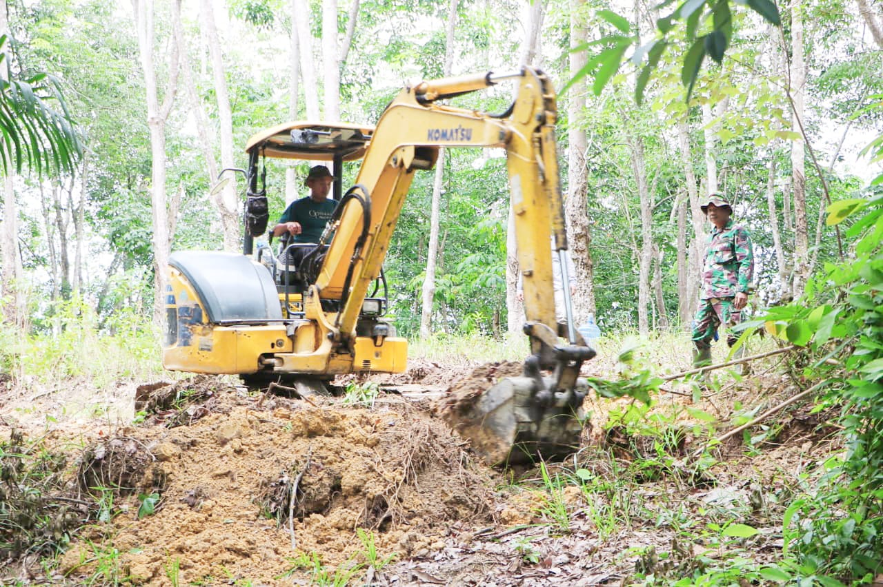 Medan Berat Tidak Jadi Penghalang Bagi Sertu Mariono Dalam Menyukseskan TMMD 117 Kodim Aceh Timur