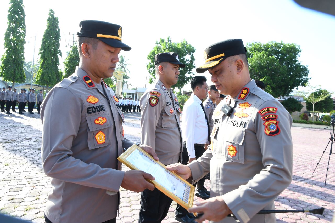 Berhasil Ungkap Kasus Narkoba, Kapolres Aceh Timur Beri Penghargaan Kepada Kapolsek Madat