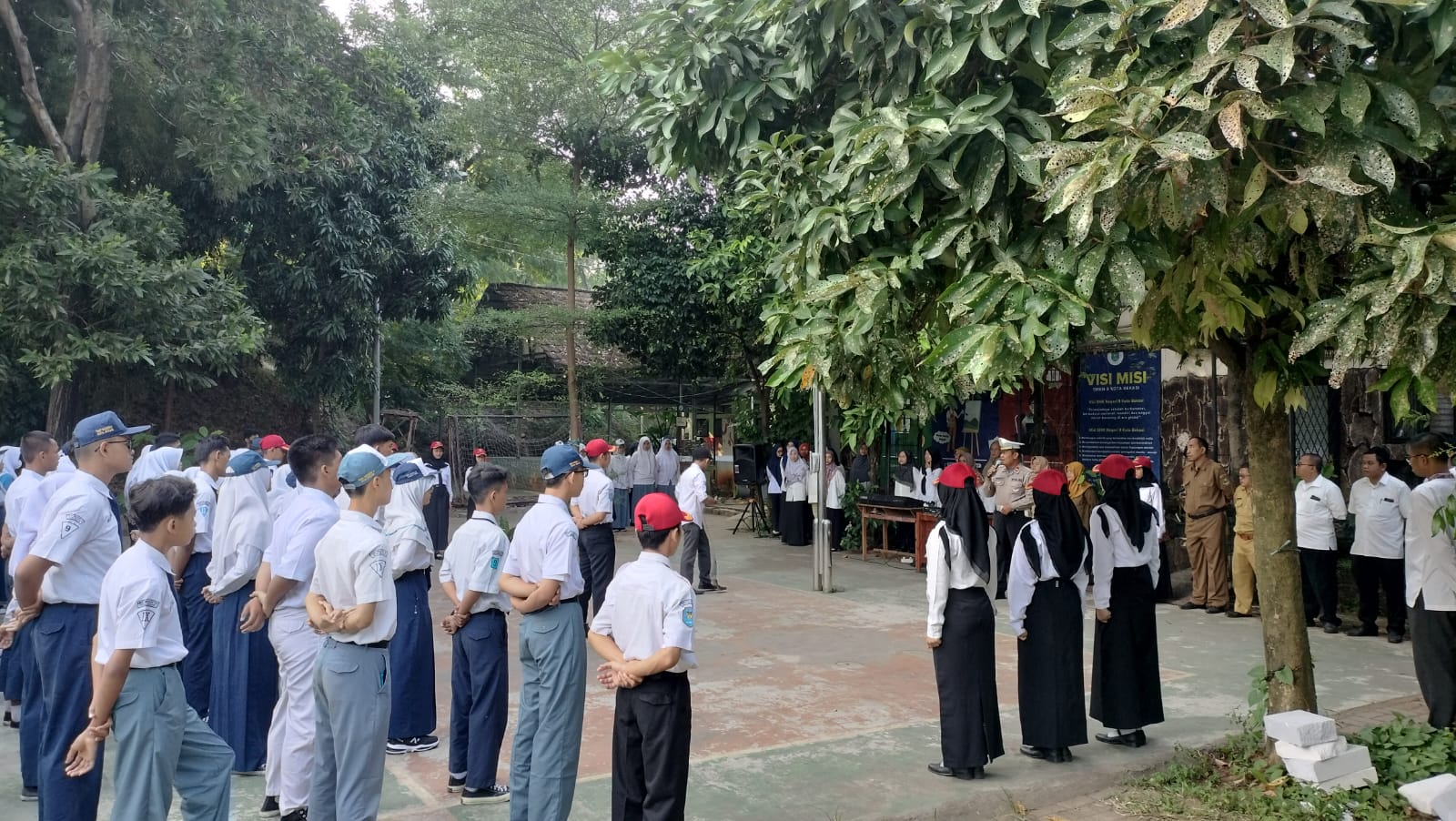 Pembinaan dan Penyuluhan Pelajar, Kanit Lantas Polsek Bekasi Selatan Pimpin Upacara Bendera di SMKN 9 Kota Bekasi