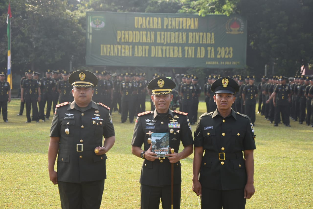 Danrindam Jaya Kolonel Inf Suwondo, S.I.P Memimpin Upacara Penutupan Dikjurbaif Abit Diktukba TNI AD TA 2023