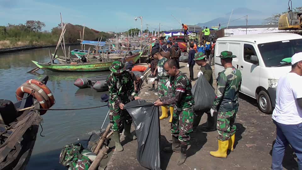 Dandim 0614/Kota Cirebon ikut susuri sungai, dalam rangka Peringatan Hari Sungai Nasional, Menuju 10th World Water Forum.