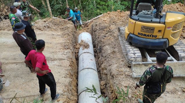 Satgas TMMD 117 Kodim Aceh Timur Bersama Warga Pasang Gorong-Gorong di STA 800