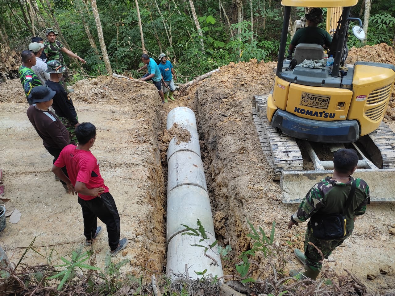 Satgas TMMD 117 Kodim Aceh Timur Bersama Warga Pasang Gorong-Gorong di STA 800