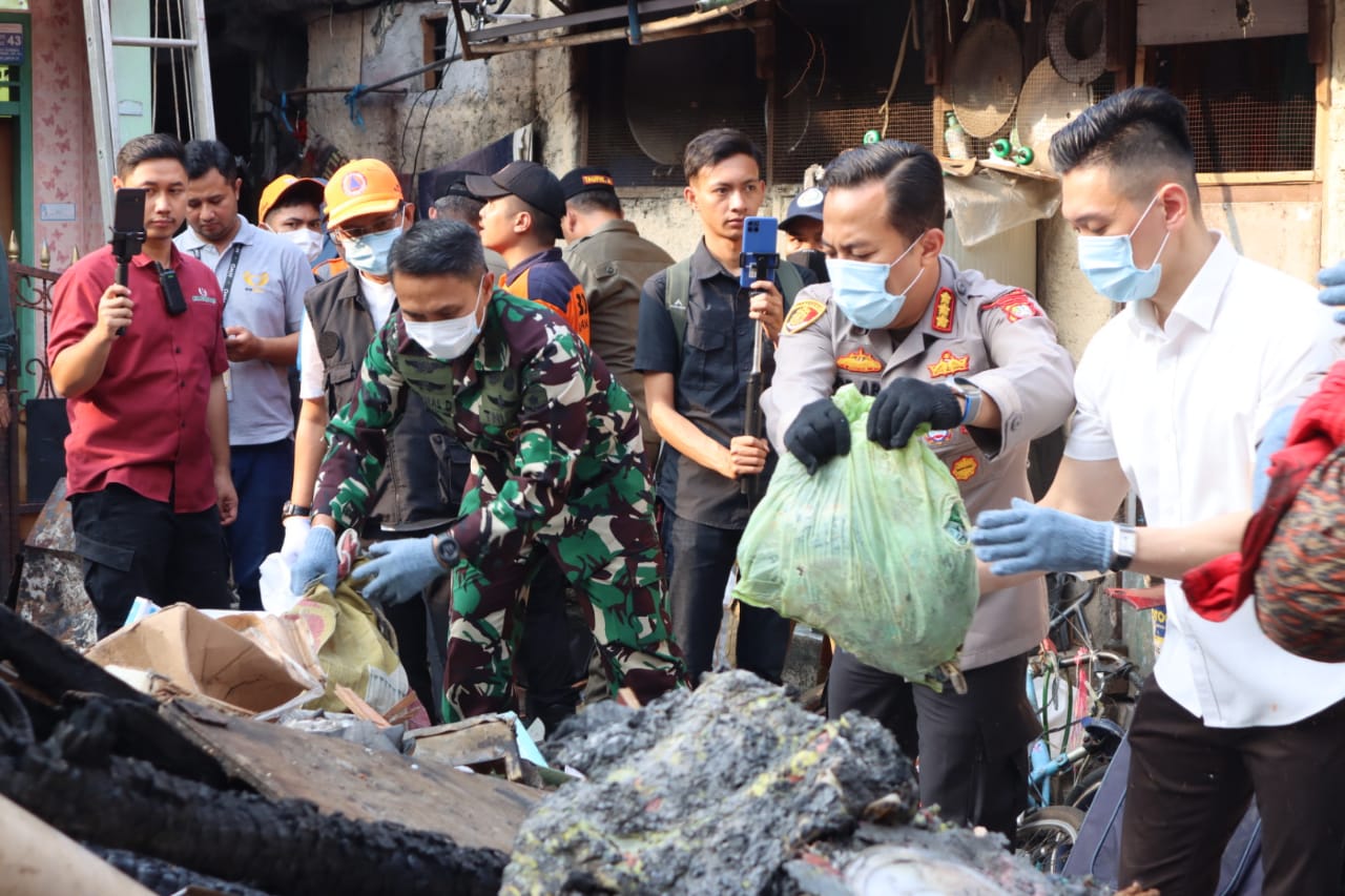 Kodim 0504/Jakarta Selatan Bersama Forkopimko Karya Bakti Paska Kebakaran Di Karet Kuningan