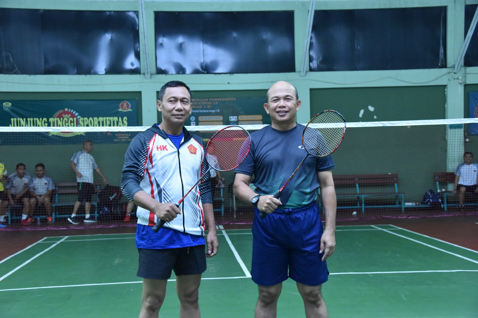 Pangkoarmada RI beserta PJU Olahraga Badminton Bersama Kapusziad di GOR Puziad.