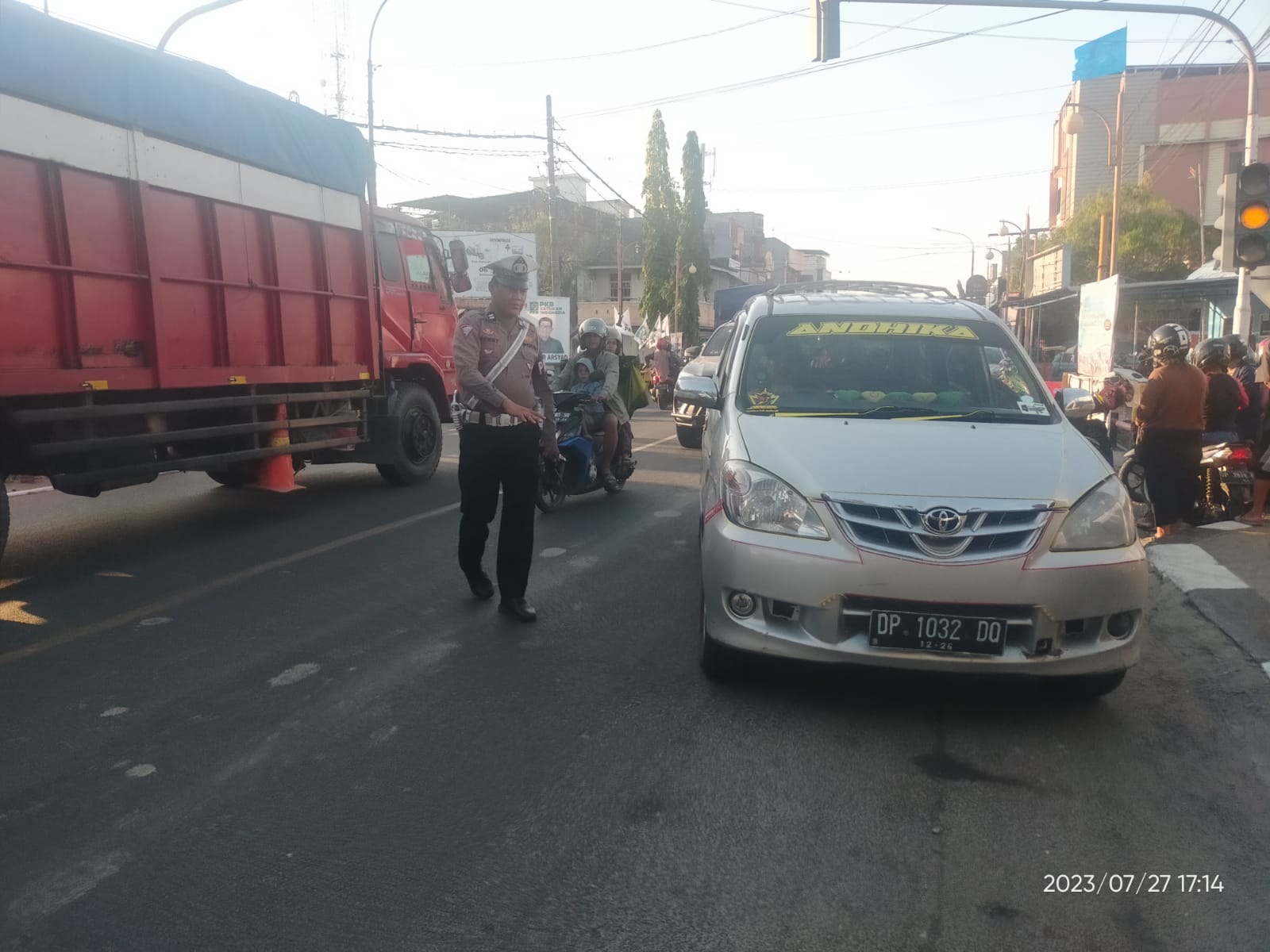 Unit Turjawali Sat Lantas Polres Pinrang Urai Kemacetan di Depan Jalan Pasar Sore Pinrang