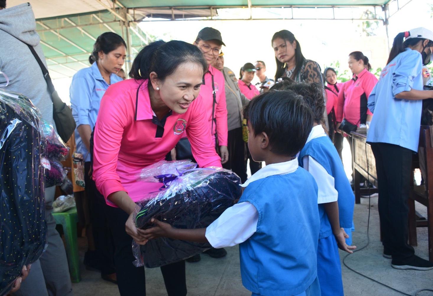 Ketum Bhayangkari Berikan Bantuan Kepada Anak Stunting di Desa Reruwairere