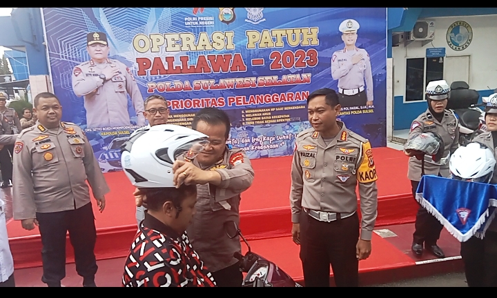 Operasi Patuh Pallawa 2023, Kapolda Sulsel Bagi Helm Ke Pengendara Motor Serta Resmikan Pos penjagaan Ditlantas Polda Sulsel