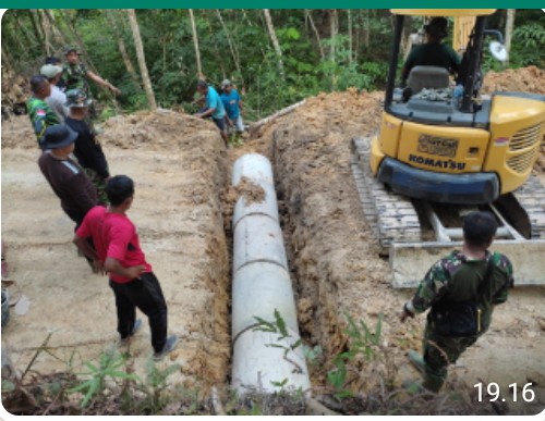 Satgas TMMD 117 Kodim Aceh Timur Bersama Warga Pasang Gorong-Gorong di STA 800.