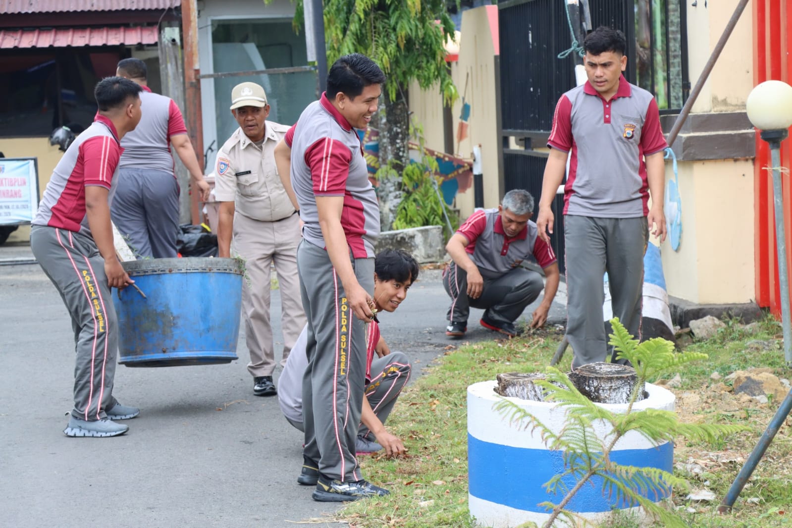 Jaga Kebersihan Mako, Personil Polres Pinrang Laksanakan Kurve Bersama